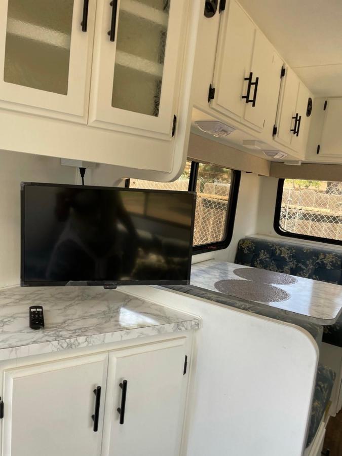 Hotel RV2 Stunning RV Private Netflix FreeParking Moreno Valley Exterior foto